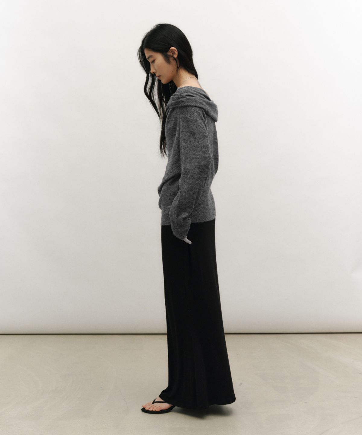 로우타이드(LOW TIDE) RELAXED OFF-SHOULDER KNIT [CHARCOAL]