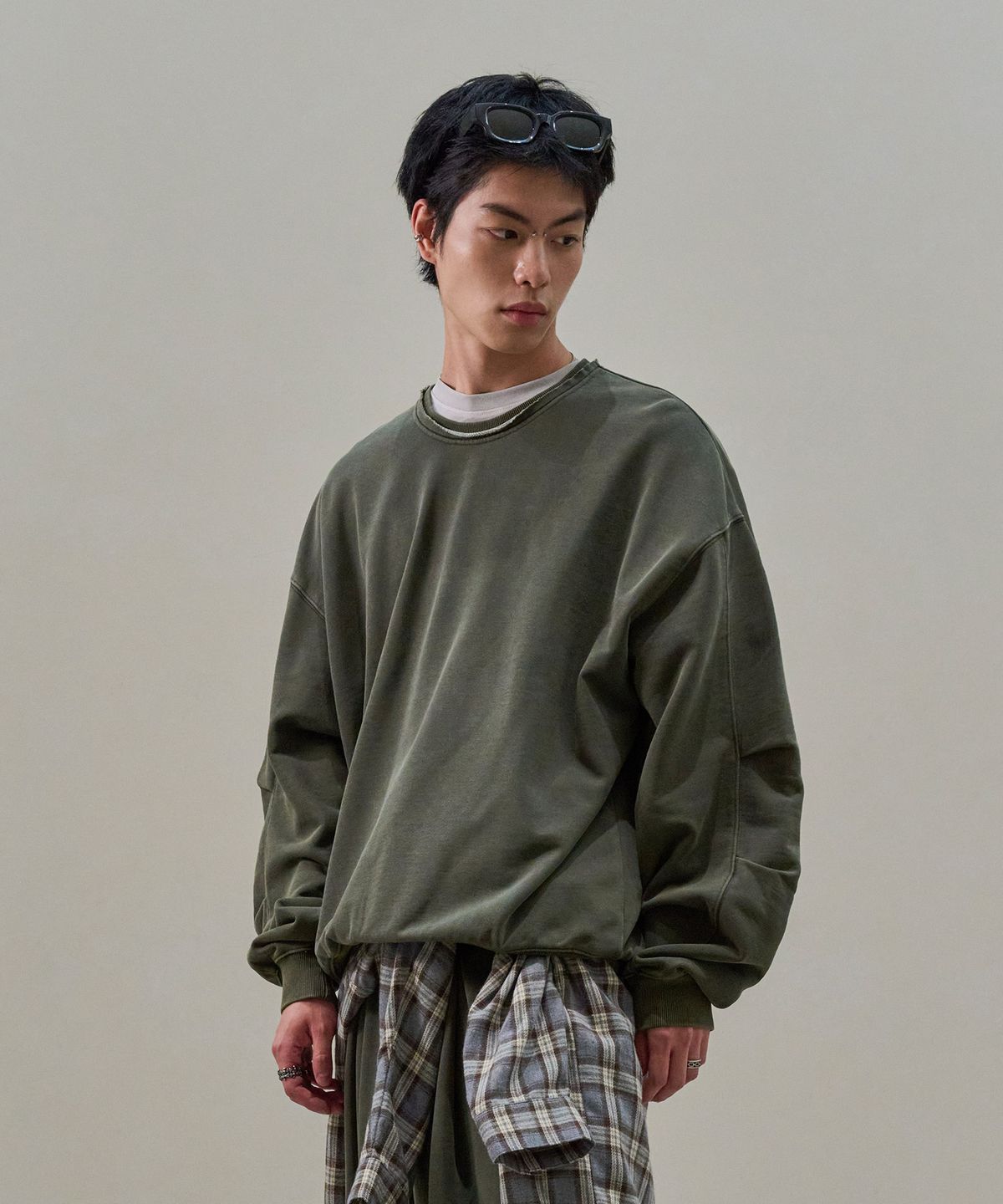 데시레드(DESIRED) 컷아웃 피그먼트 맨투맨 티셔츠-FESK5102B0V