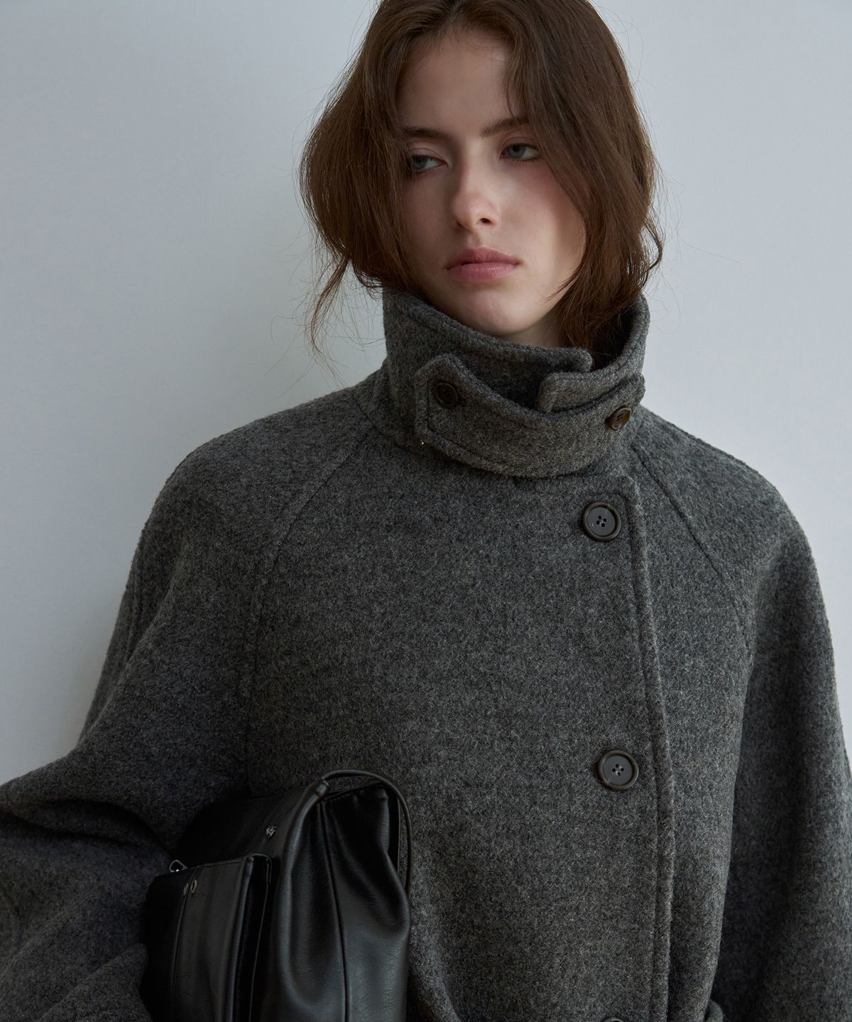 키야모(KEYAMO) 누아 부클 하이넥 벨티드 하프 코트_Charcoal Grey