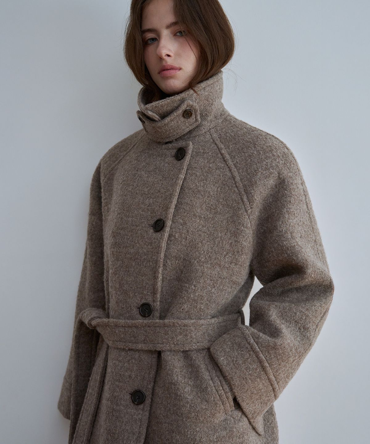키야모(KEYAMO) 누아 부클 하이넥 벨티드 하프 코트_Taupe Beige