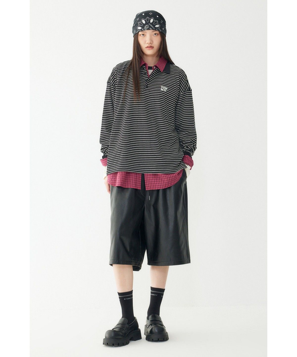 스튜디오 톰보이(STUDIO TOMBOY) 스트라이프 로고 포인트 카라 티셔츠 _블랙_9176422981