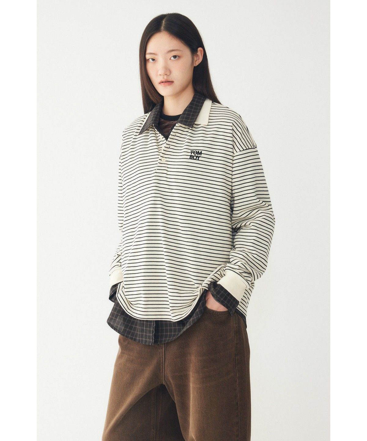 스튜디오 톰보이(STUDIO TOMBOY) 스트라이프 로고 포인트 카라 티셔츠 _아이보리_9176422981