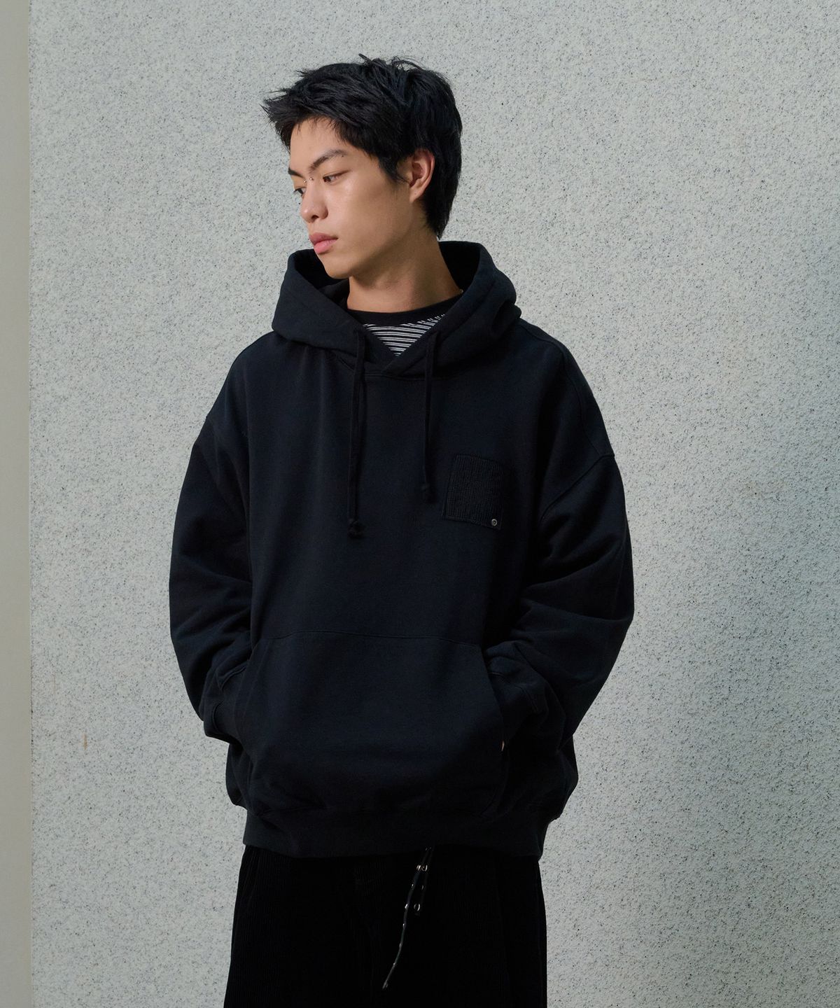 데시레드(DESIRED) 고딕 와플 아플리케 후드 티셔츠-FESK5105B03