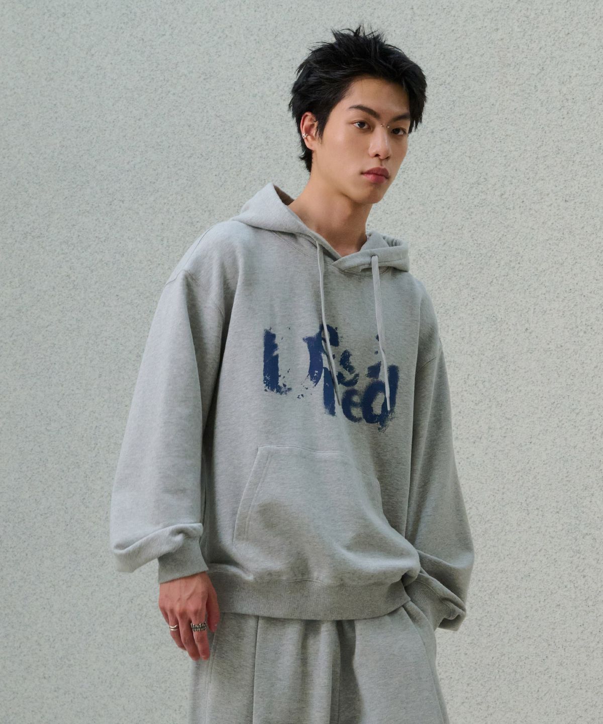 데시레드(DESIRED) 페이드 텍스트 후드 티셔츠-FESK5104B0B