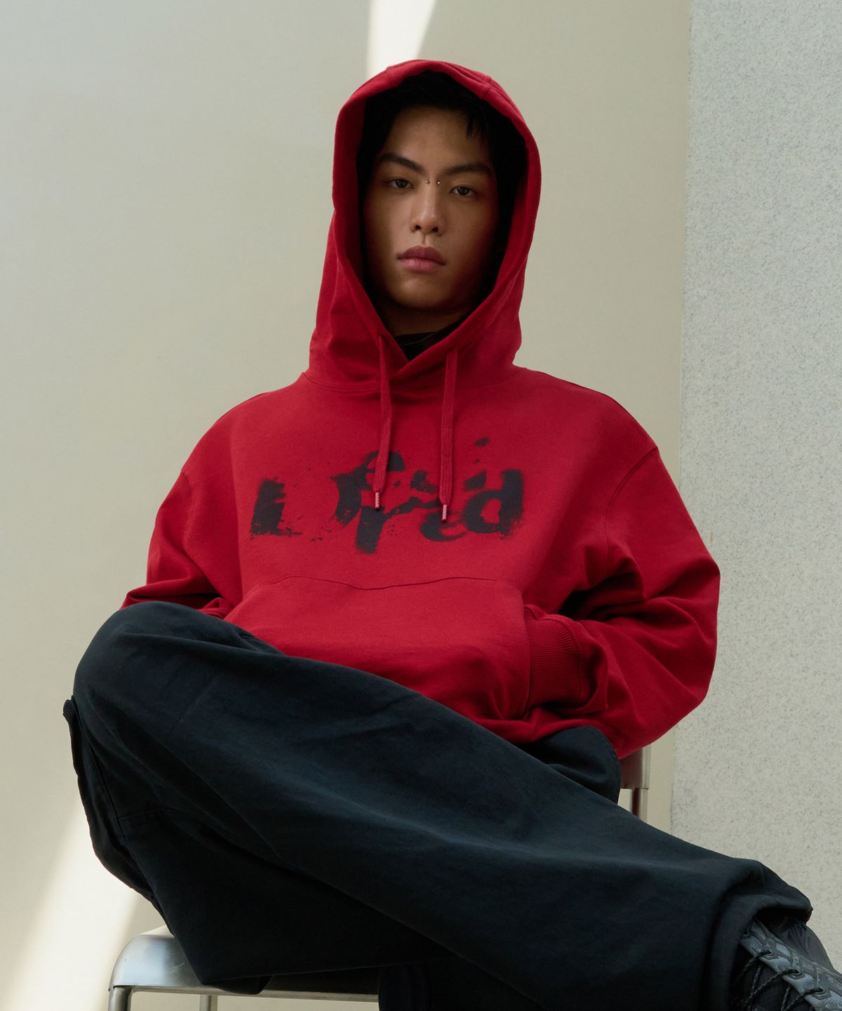 데시레드(DESIRED) 페이드 텍스트 후드 티셔츠-FESK5104B07