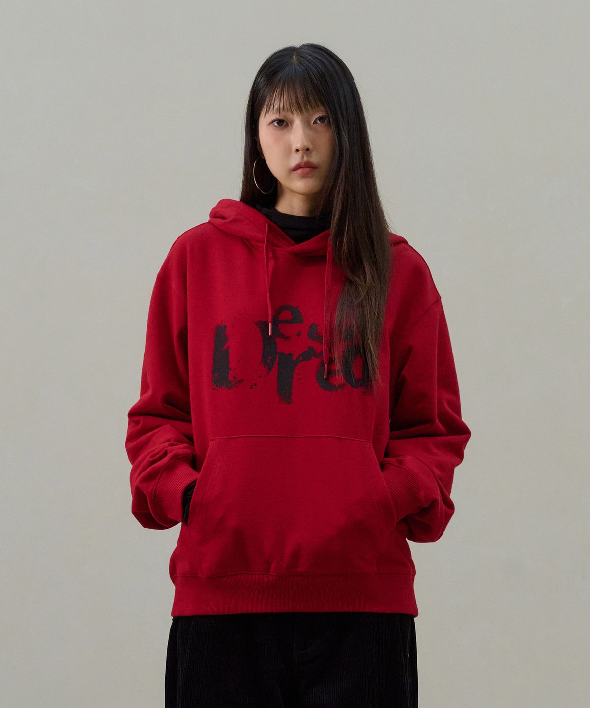 데시레드(DESIRED) 페이드 텍스트 후드 티셔츠-FESK5104B07