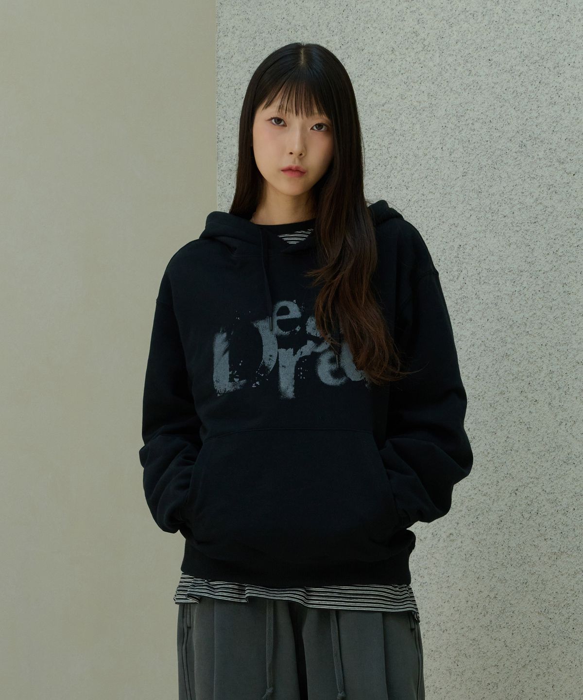 데시레드(DESIRED) 페이드 텍스트 후드 티셔츠-FESK5104B03