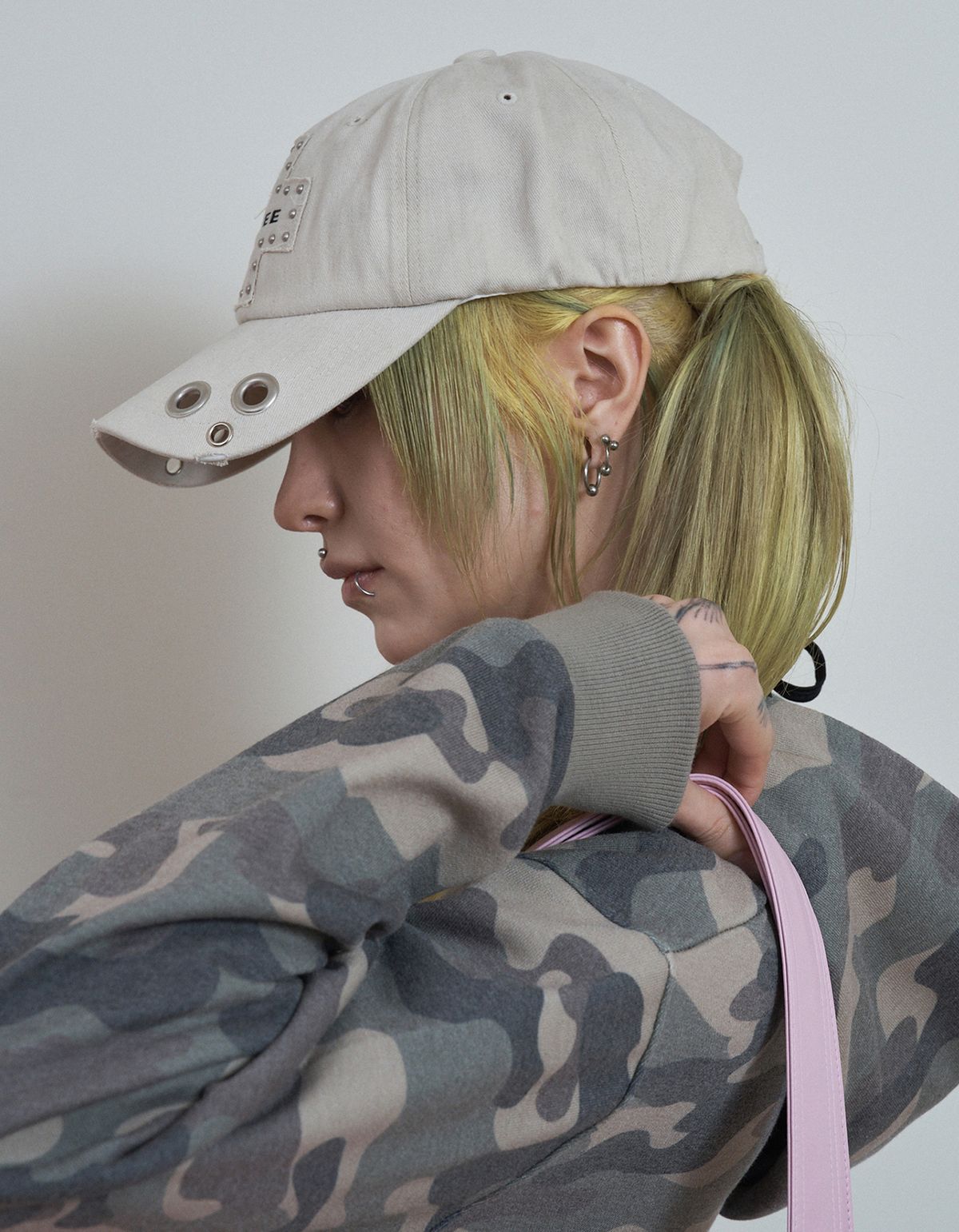 셋업이엑스이(SETUP-EXE) CROSS LOGO EYELET BALL CAP / BEIGE
