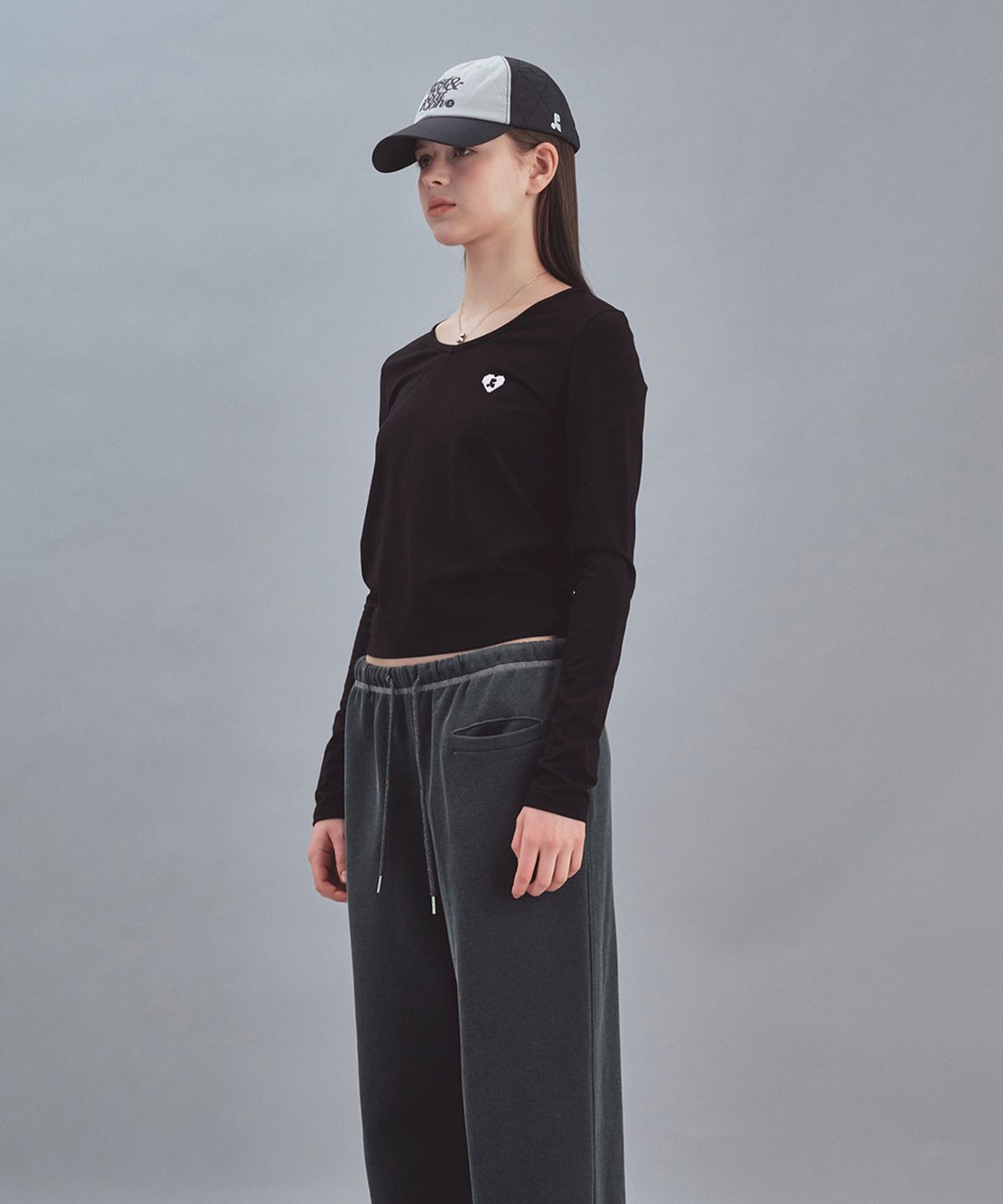 레스트앤레크레이션(REST&RECREATION) V-NECK HEART LOGO LONG SLEEVE - BLACK