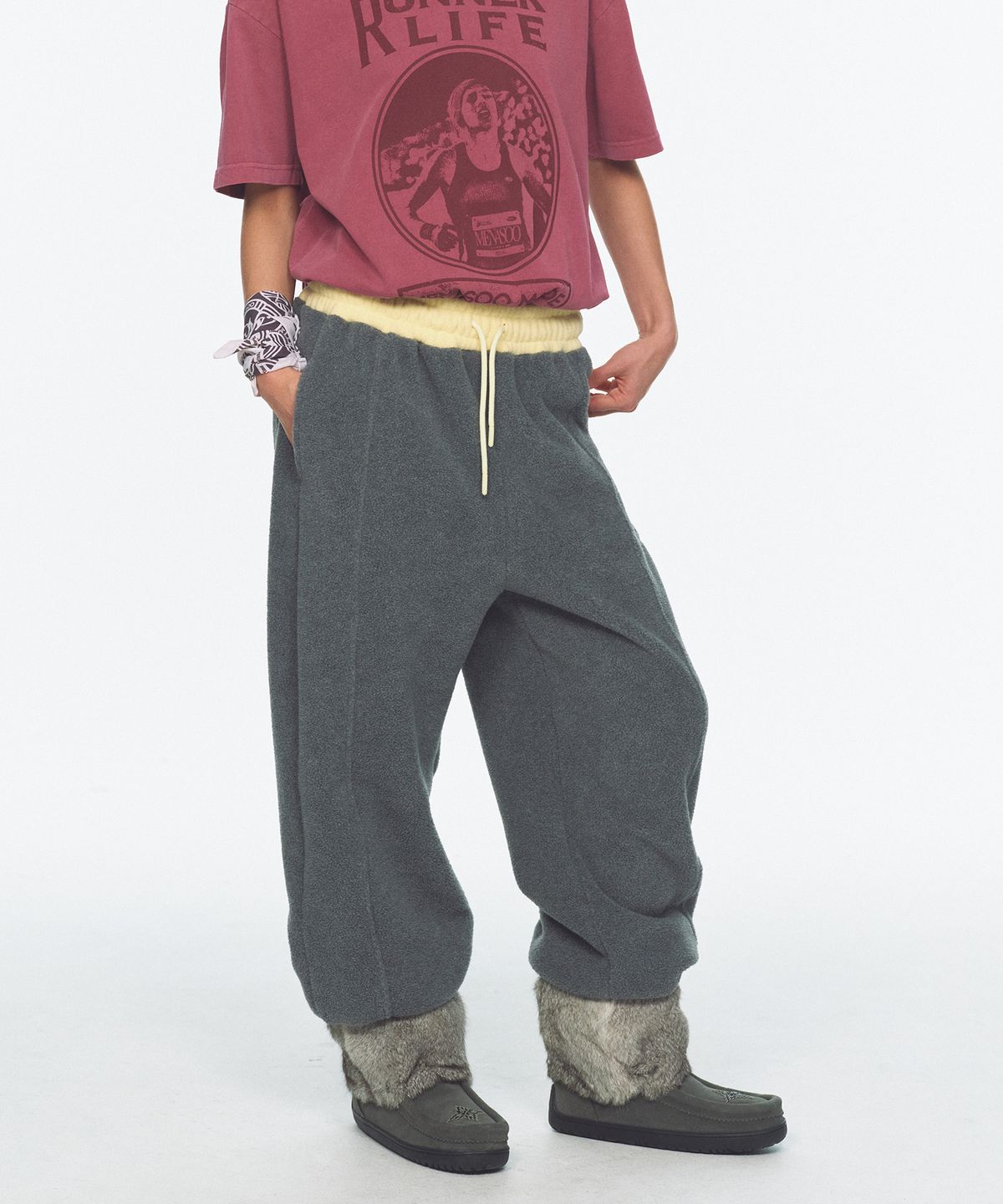 미나수(MENASOO) Waist Point Warm Fleece Jogger Pants_Charcoal