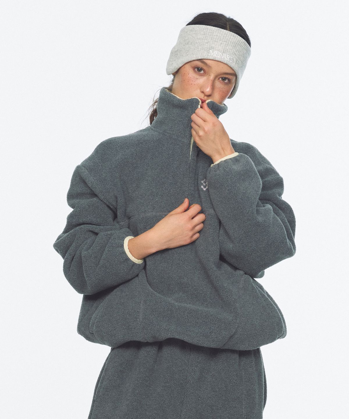 미나수(MENASOO) Two Tone Warm Fleece Half Zip Pullover_Charcoal