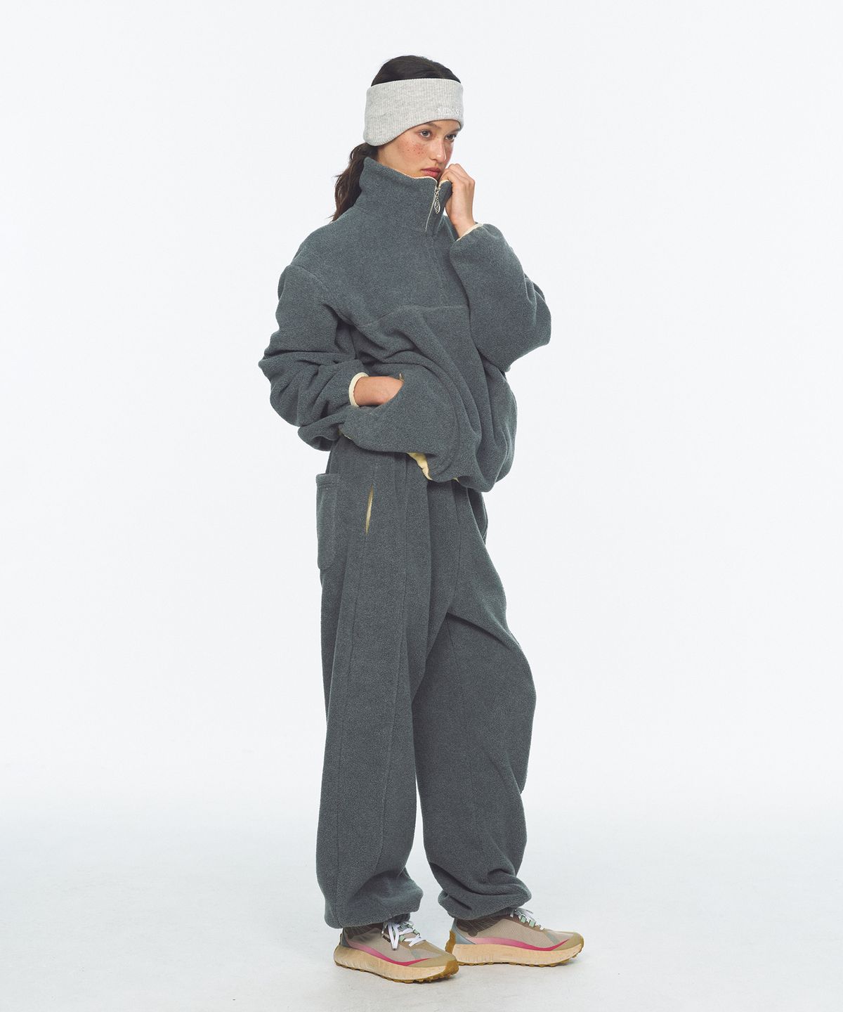 미나수(MENASOO) Two Tone Warm Fleece Half Zip Pullover_Charcoal