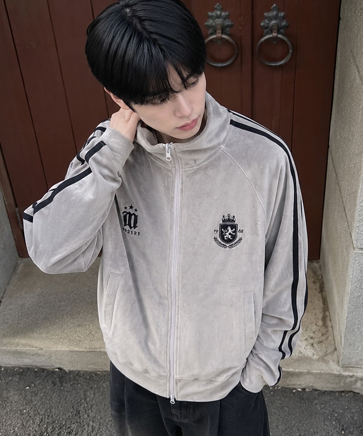 모즈모즈(MOZMOZ) 크레스트 벨벳 트랙탑 그레이
