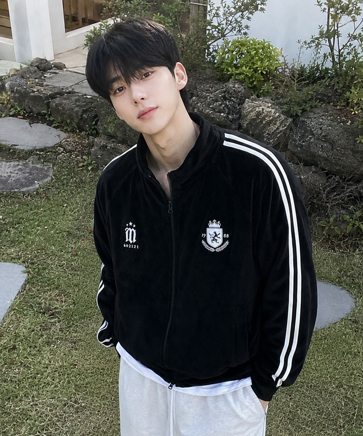 모즈모즈(MOZMOZ) 크레스트 벨벳 트랙탑 블랙
