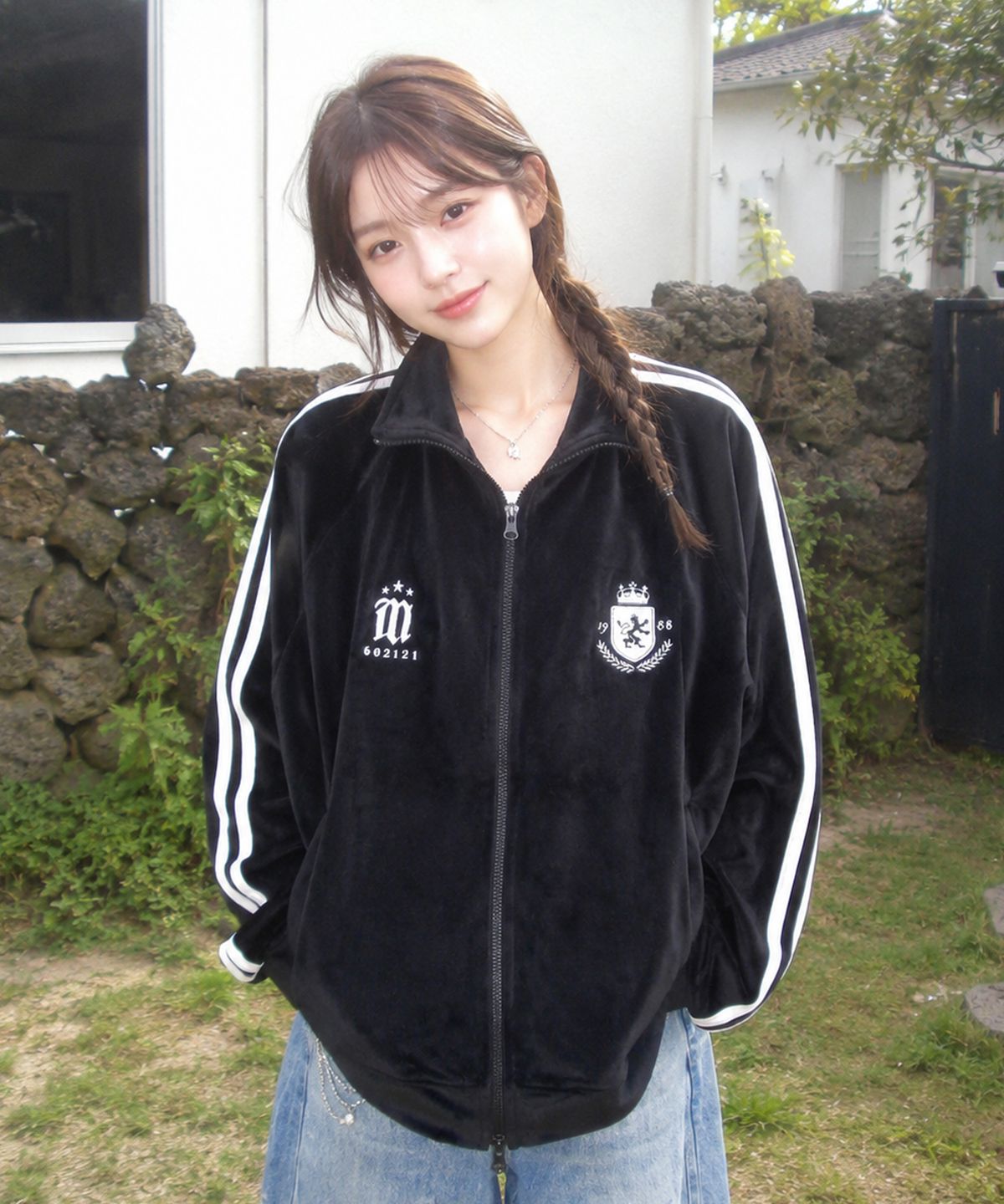 모즈모즈(MOZMOZ) 크레스트 벨벳 트랙탑 블랙