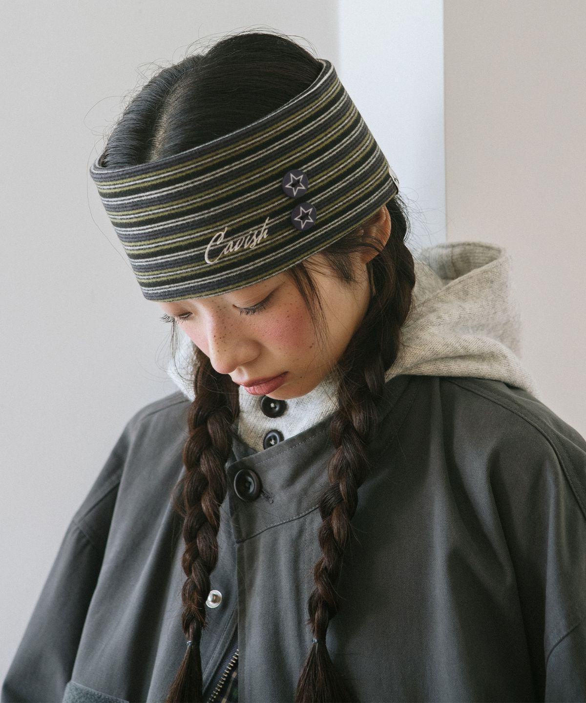 카비시(CAVISH) MULTI STRIPED BUTTON HAIR BAND KHAKI(CV2GFFAB70A)