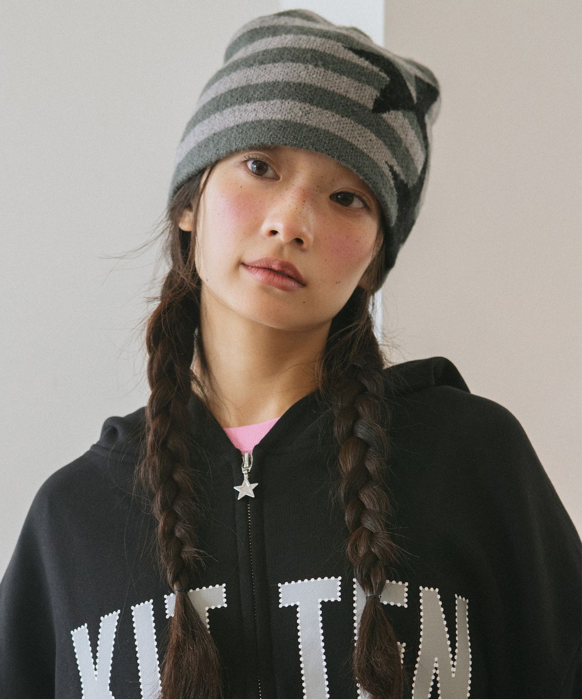 카비시(CAVISH) STRIPED TWIN STAR BEANIE BLACK(CV2GFUAB30A)