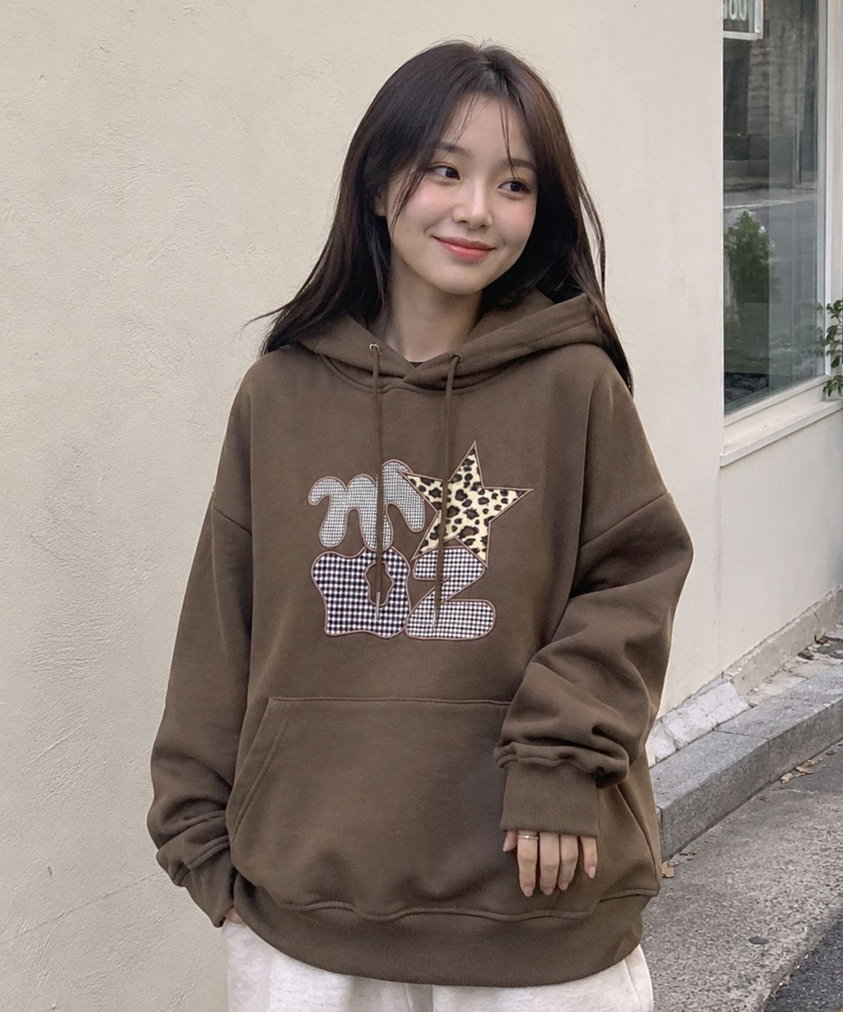 모즈모즈(MOZMOZ) 믹스패턴 레오파드 패치 오버핏 후드 브라운