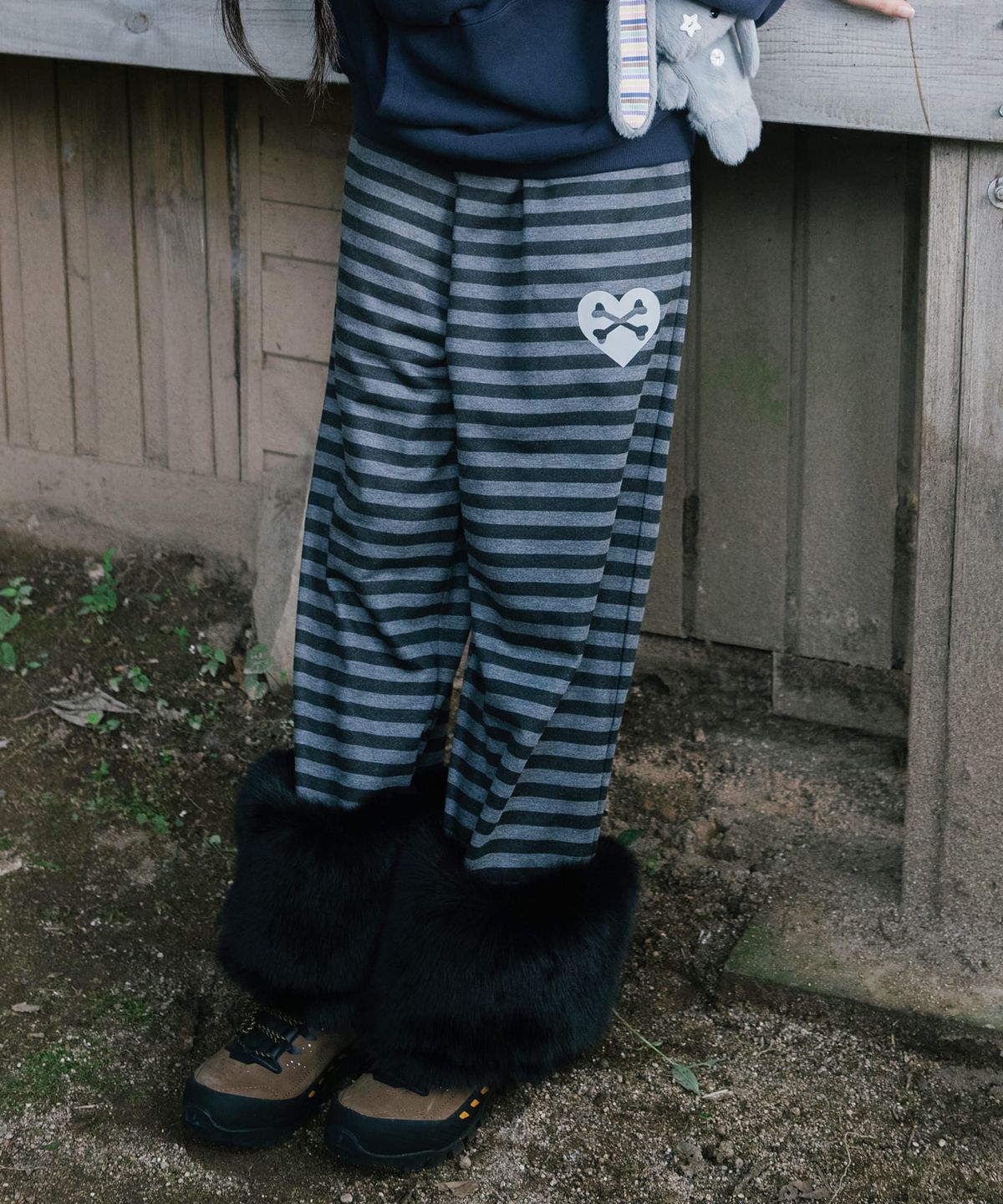 카비시(CAVISH) STRIPED FUR KITTEN WIDE SWEAT PANTS BLACK(CV2GFFPA01A)