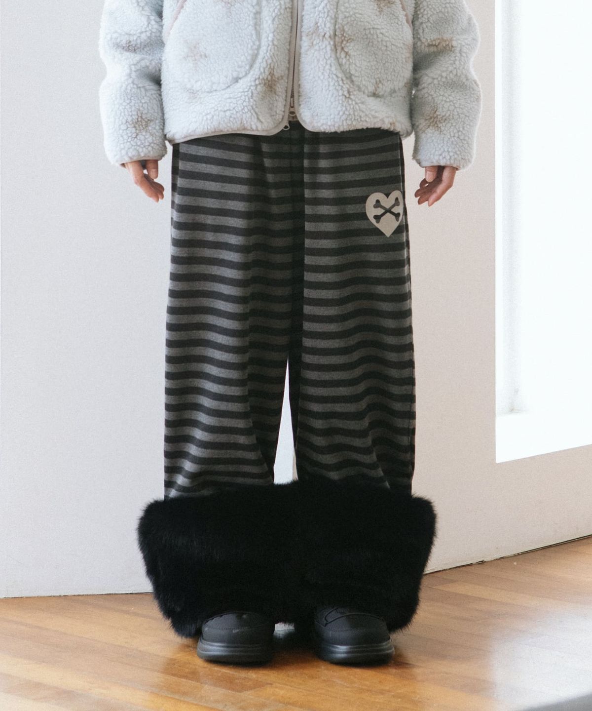 카비시(CAVISH) STRIPED FUR KITTEN WIDE SWEAT PANTS BLACK(CV2GFFPA01A)