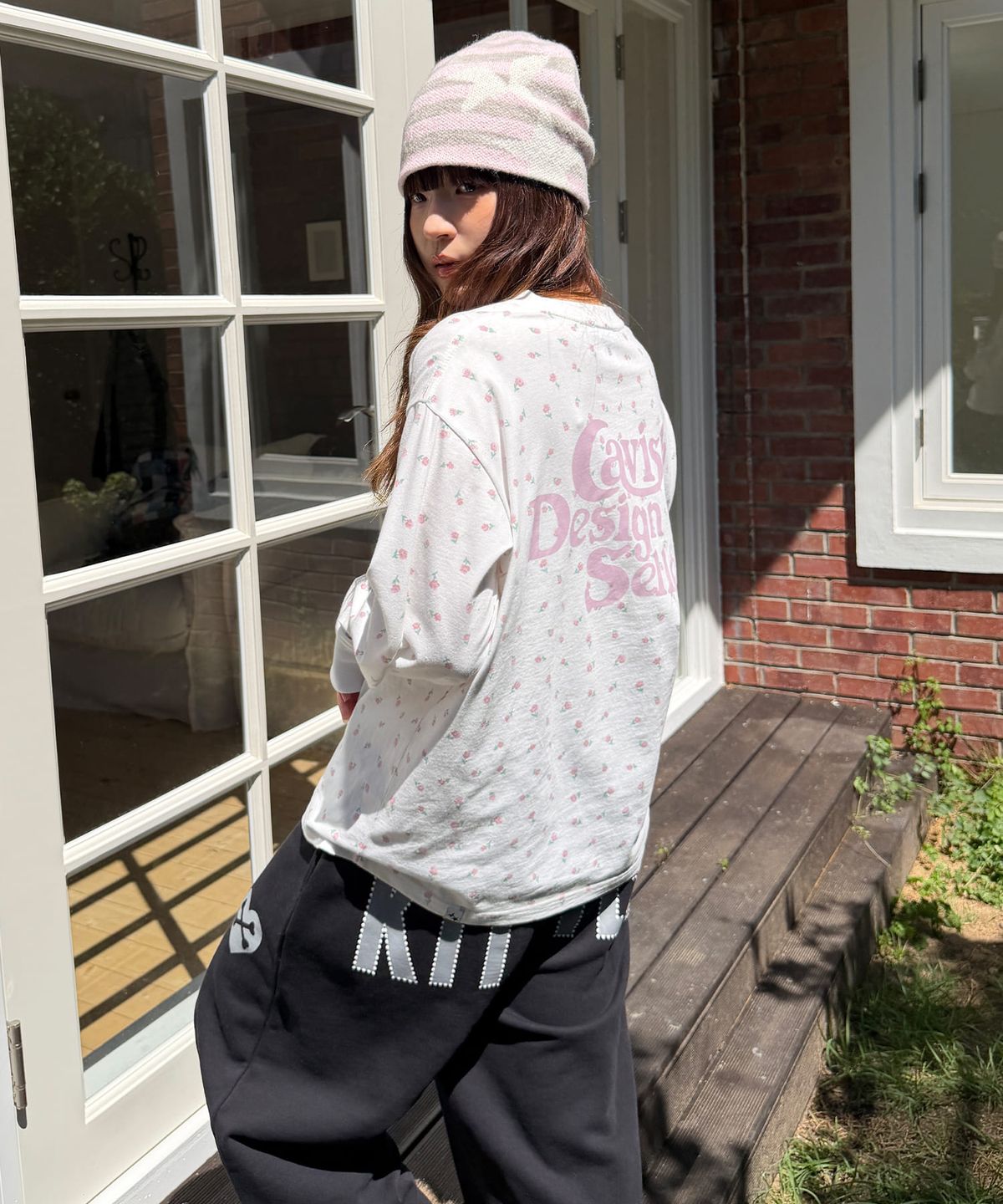 카비시(CAVISH) FLOWER SELLER LOGO LS TEE WHITE(PINK)(CV2GSUT551A)