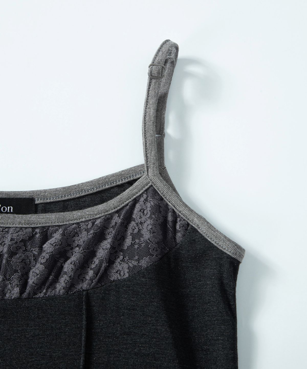애즈온(ASON) PEONY LACE LAYERED SLEEVELESS / CHARCOAL