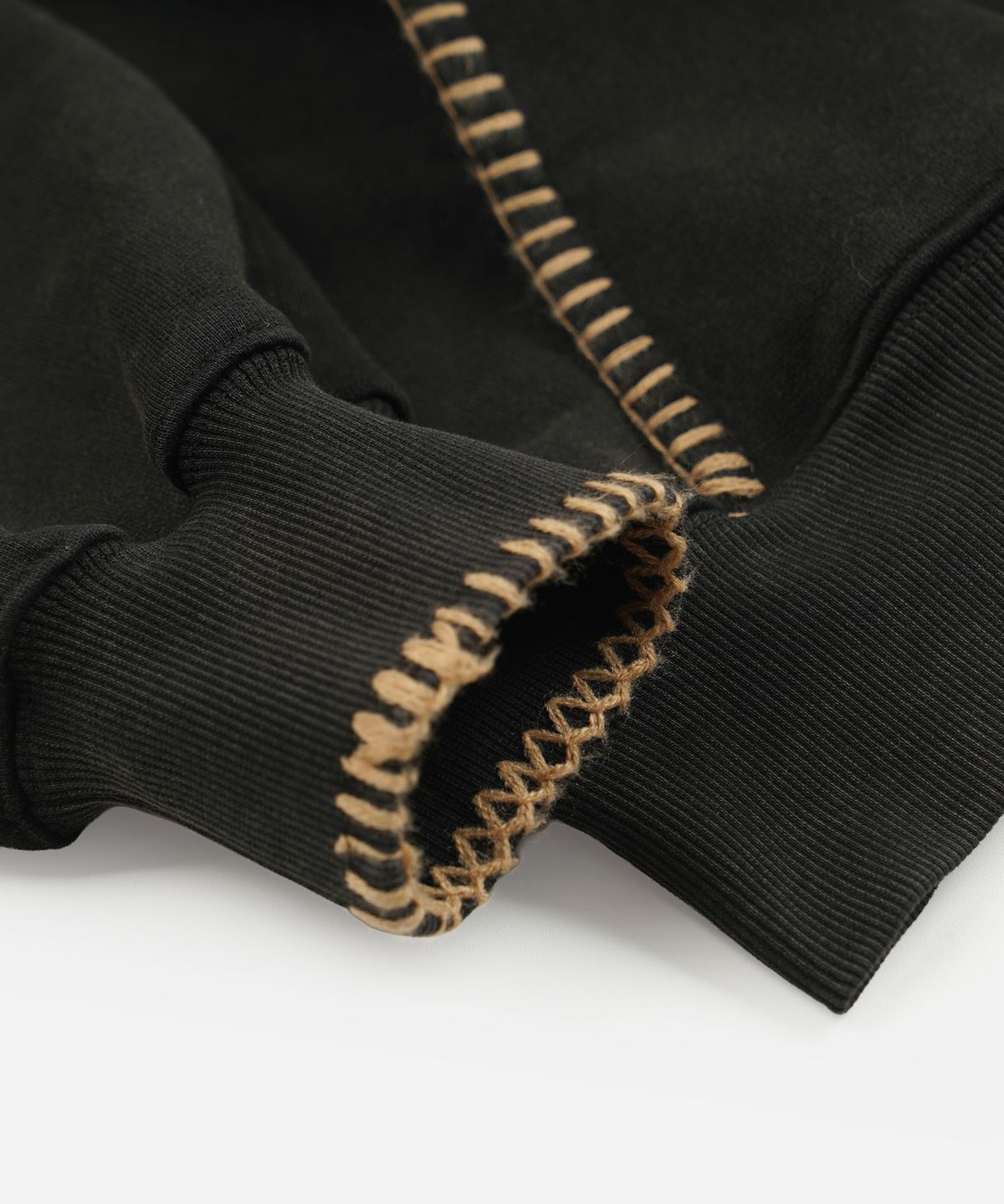 프리즘웍스(FRIZMWORKS) NEEDLE STITCH PULLOVER HOODY _ BLACK BROWN