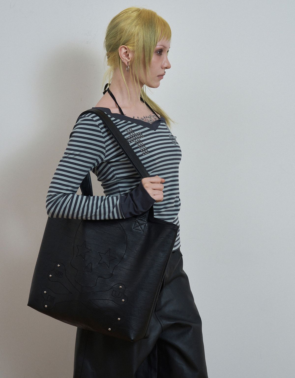 셋업이엑스이(SETUP-EXE) SKULL FAUX LEATHER SHOPPER BAG / BLACK