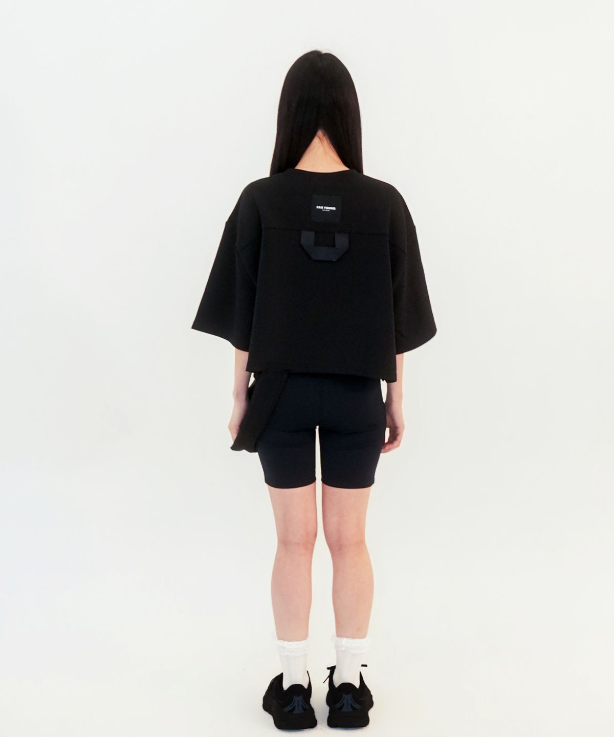 판영(FANYOUNG) CURVE OVERLAY TOP BLACK