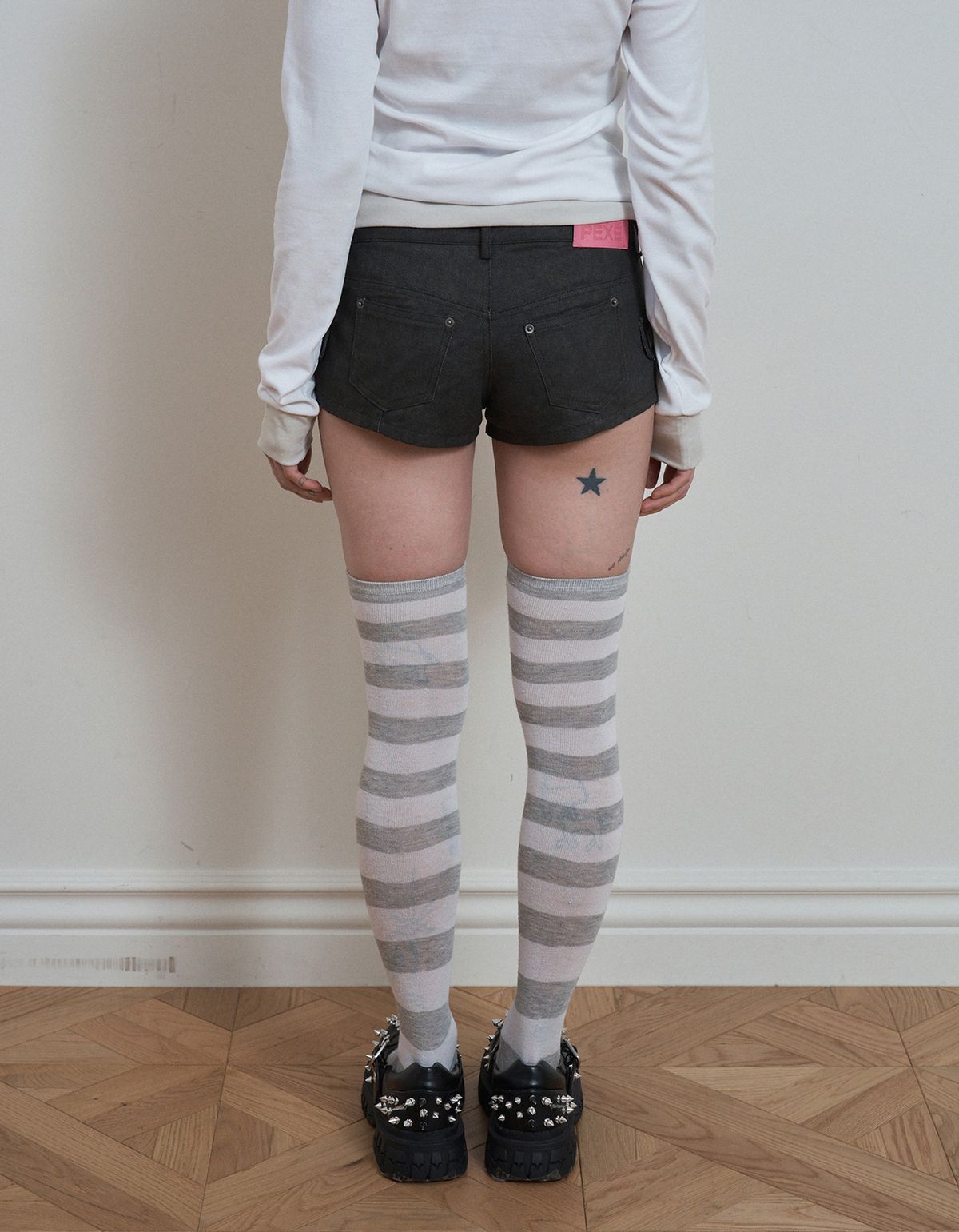 셋업이엑스이(SETUP-EXE) SQUARE STUDDED SHORTS / DARK BROWN
