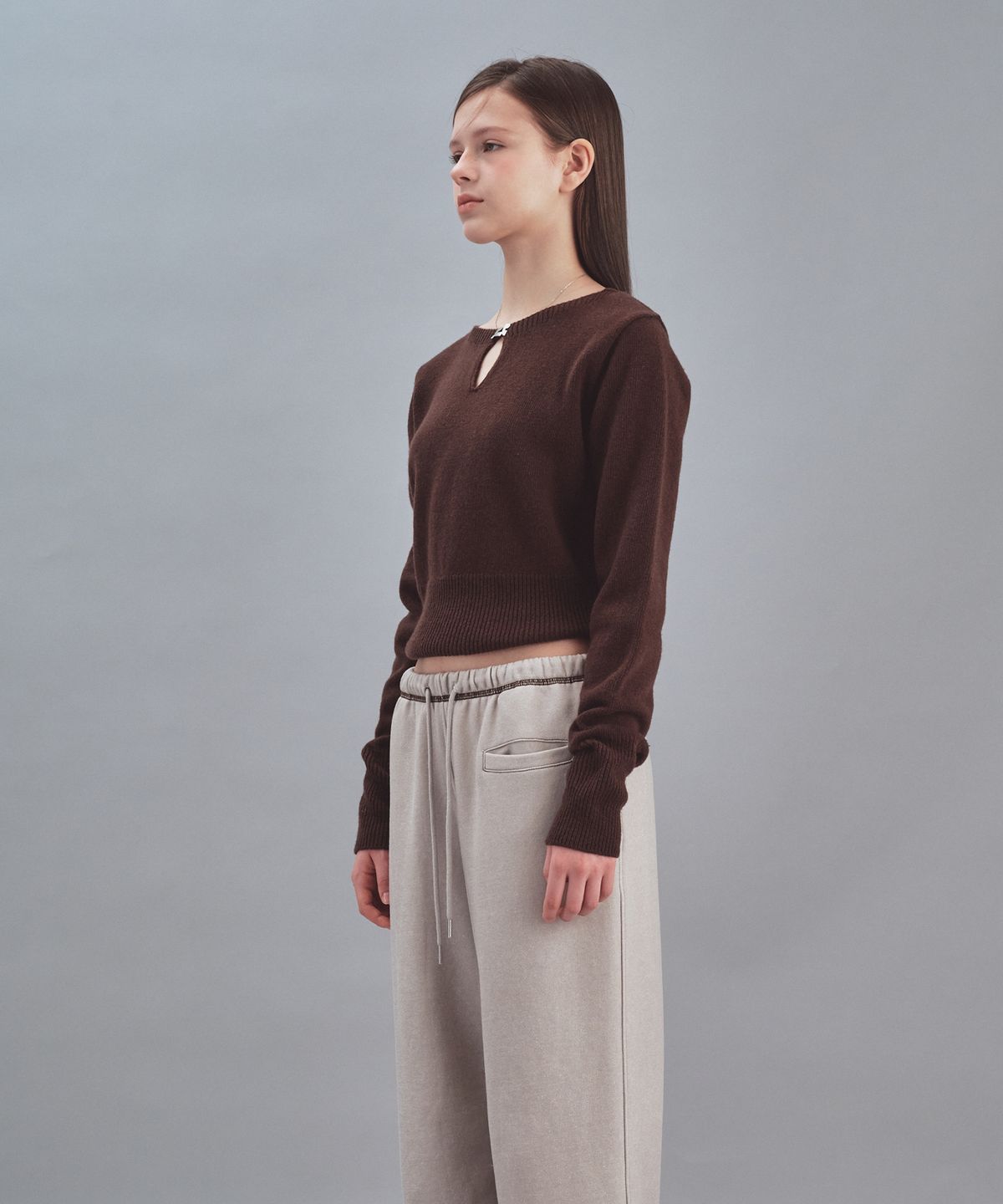 레스트앤레크레이션(REST&RECREATION) LOGO CLIP KNIT TOP - BROWN