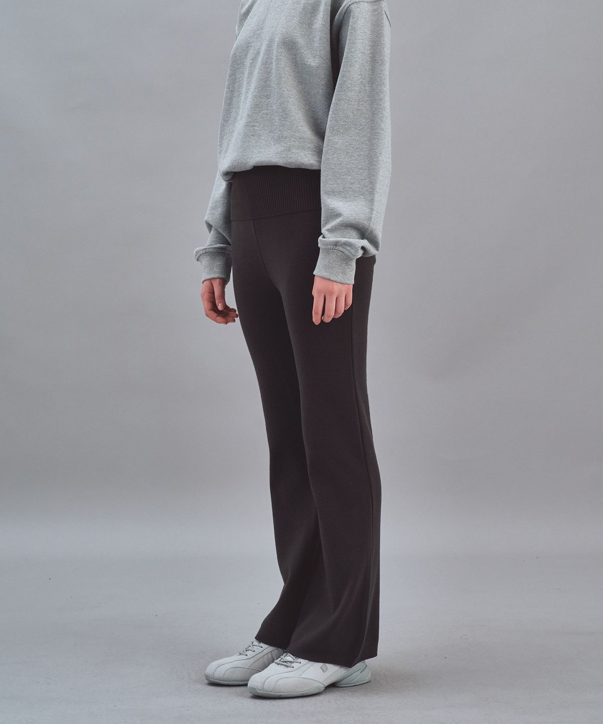 레스트앤레크레이션(REST&RECREATION) KNIT FLARE PANTS - CHARCOAL