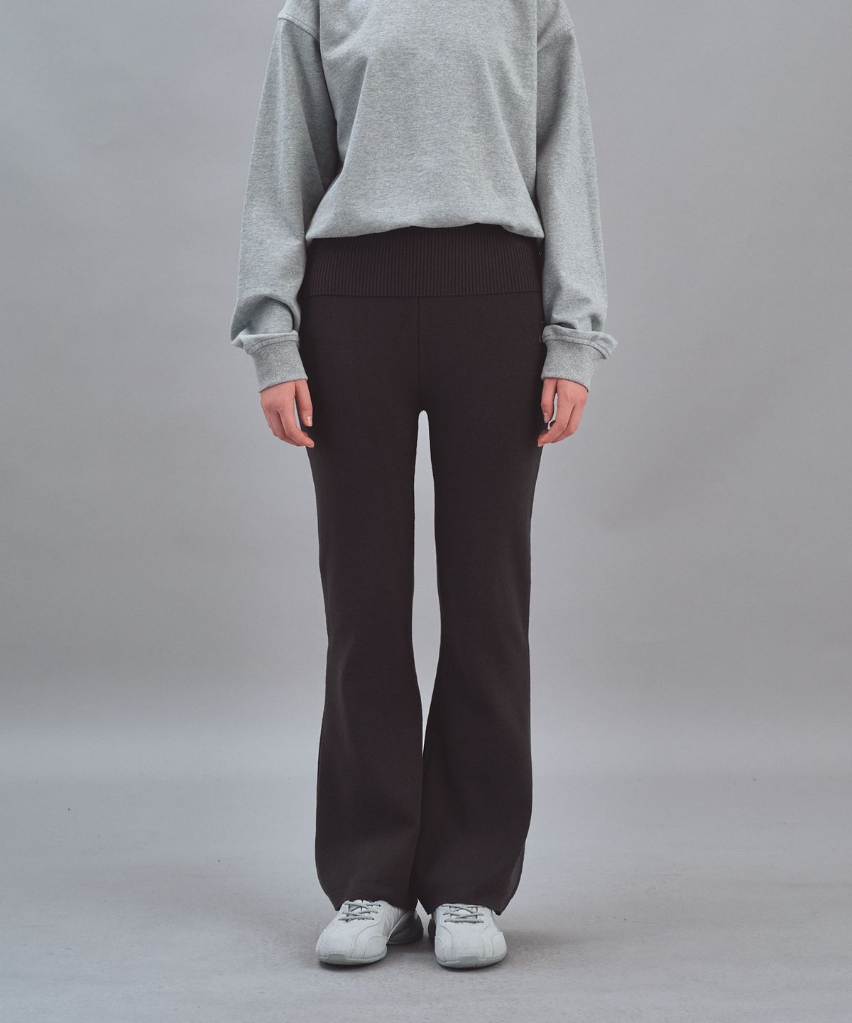 레스트앤레크레이션(REST&RECREATION) KNIT FLARE PANTS - CHARCOAL