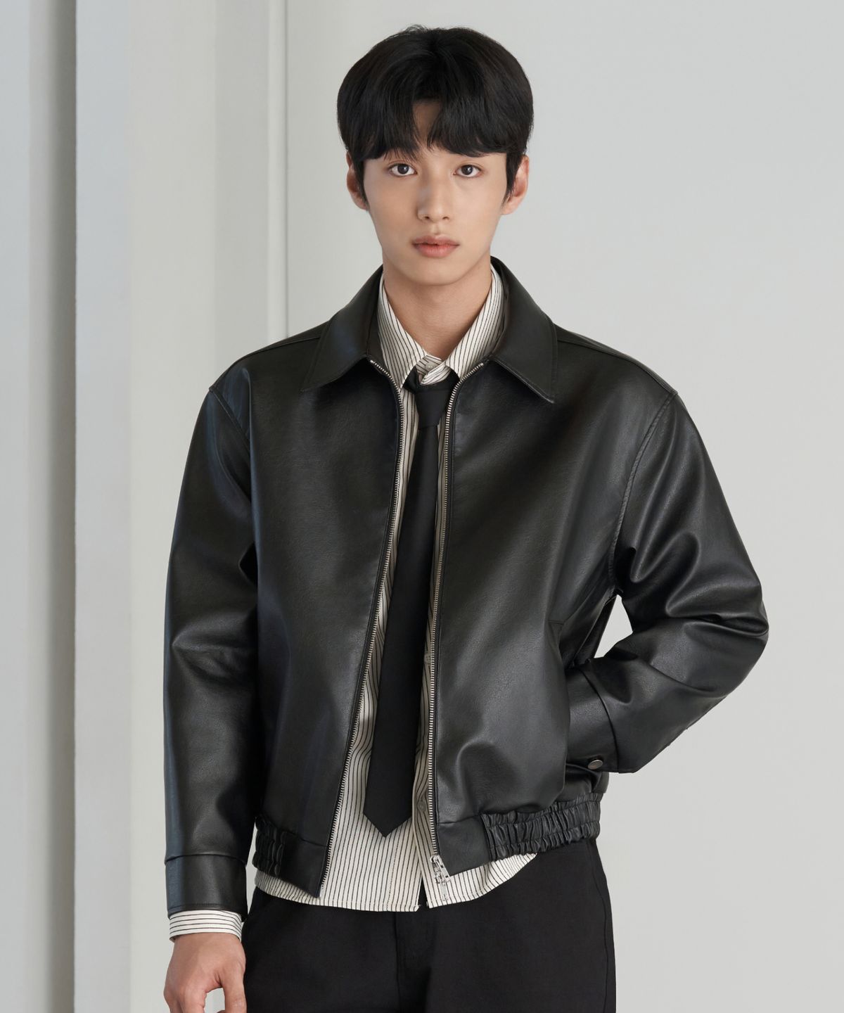 효지(HYOJI) 26 FW 레더 미니멀 블루종 크롭 자켓 (블랙)