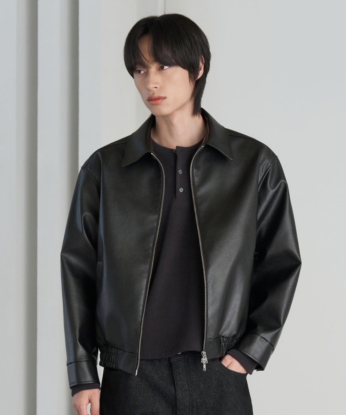 효지(HYOJI) 26 FW 레더 미니멀 블루종 크롭 자켓 (블랙)