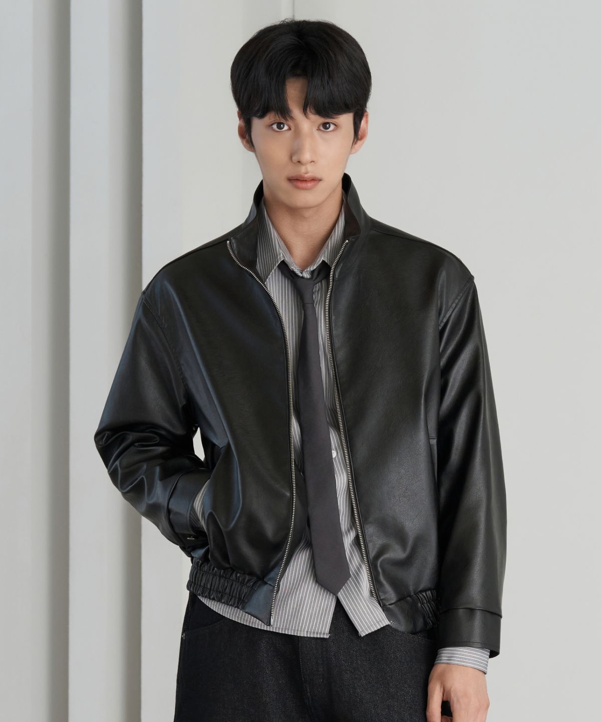 효지(HYOJI) 26 FW 레더 하이넥 블루종 크롭 자켓 (블랙)