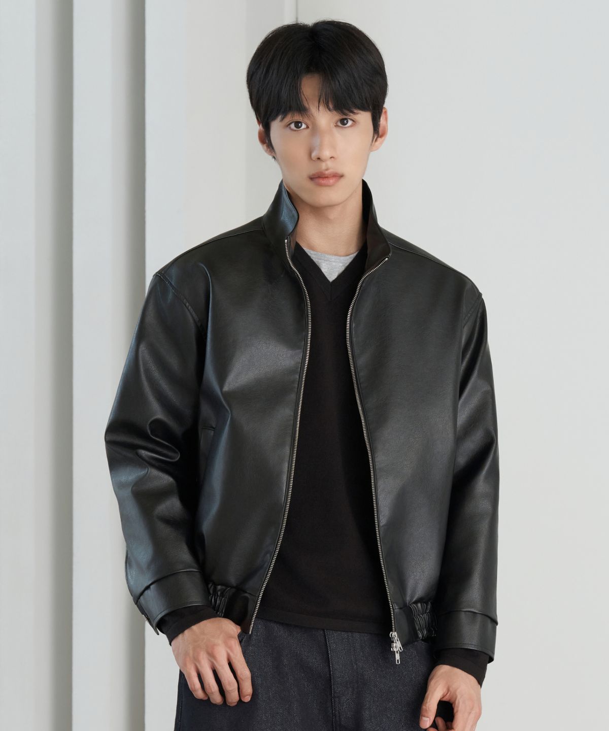 효지(HYOJI) 26 FW 레더 하이넥 블루종 크롭 자켓 (블랙)