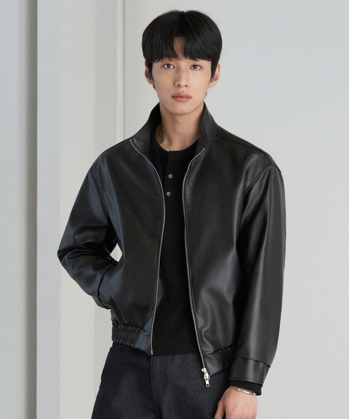 효지(HYOJI) 26 FW 레더 하이넥 블루종 크롭 자켓 (블랙)