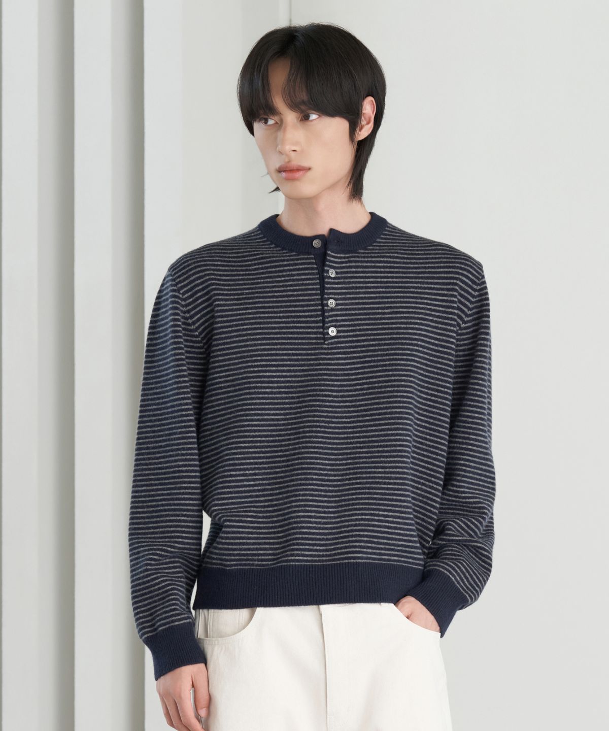 효지(HYOJI) 26 FW 워셔블 소프트 터치 스트라이프 헨리넥 크롭 니트 (2컬러)