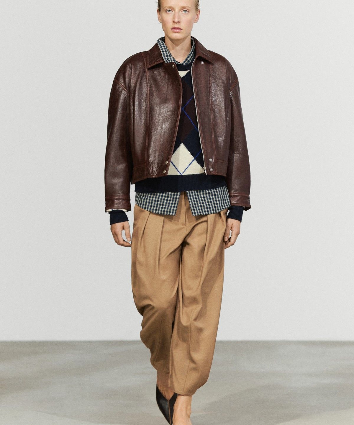 마시모두띠(MASSIMO DUTTI) 플리츠 디테일 나파 가죽 자켓
