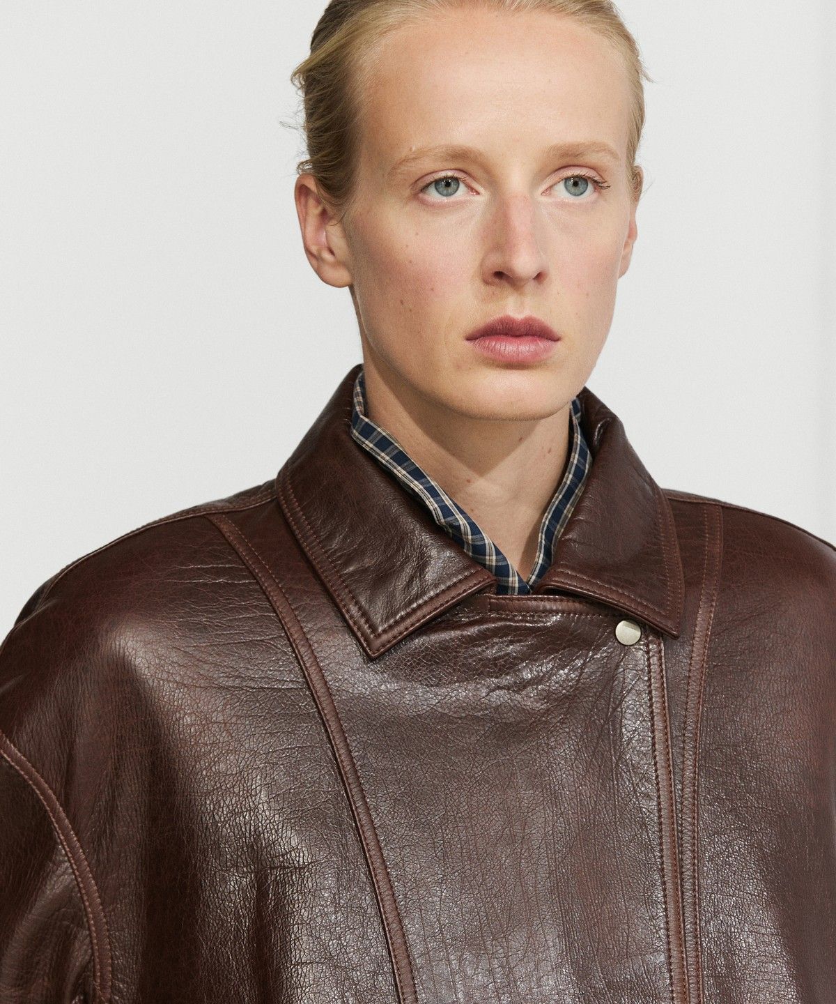 마시모두띠(MASSIMO DUTTI) 플리츠 디테일 나파 가죽 자켓
