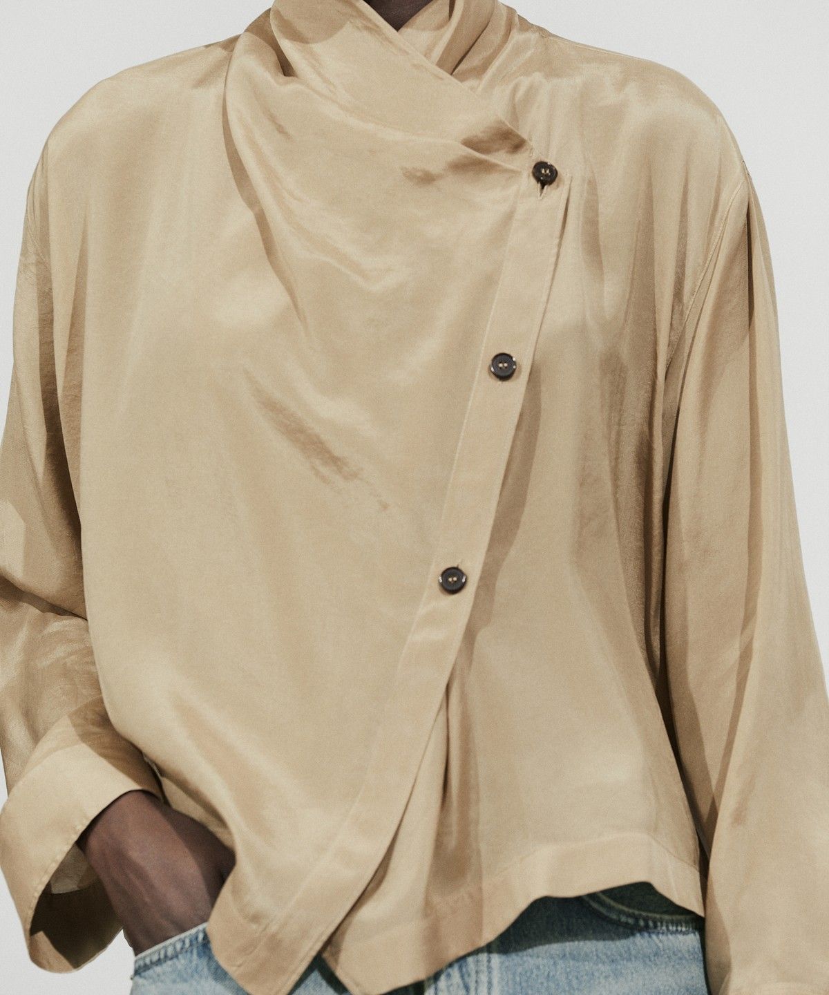 마시모두띠(MASSIMO DUTTI) 크로스 클로징 칼라 셔츠