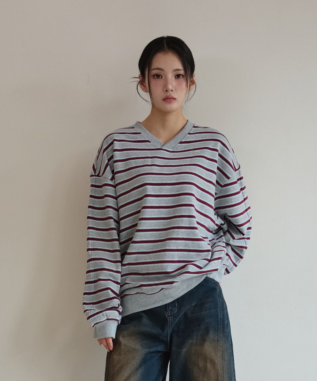 이븐시아(EVENCIA) 버건디 스트라이프 브이넥 스웨트셔츠