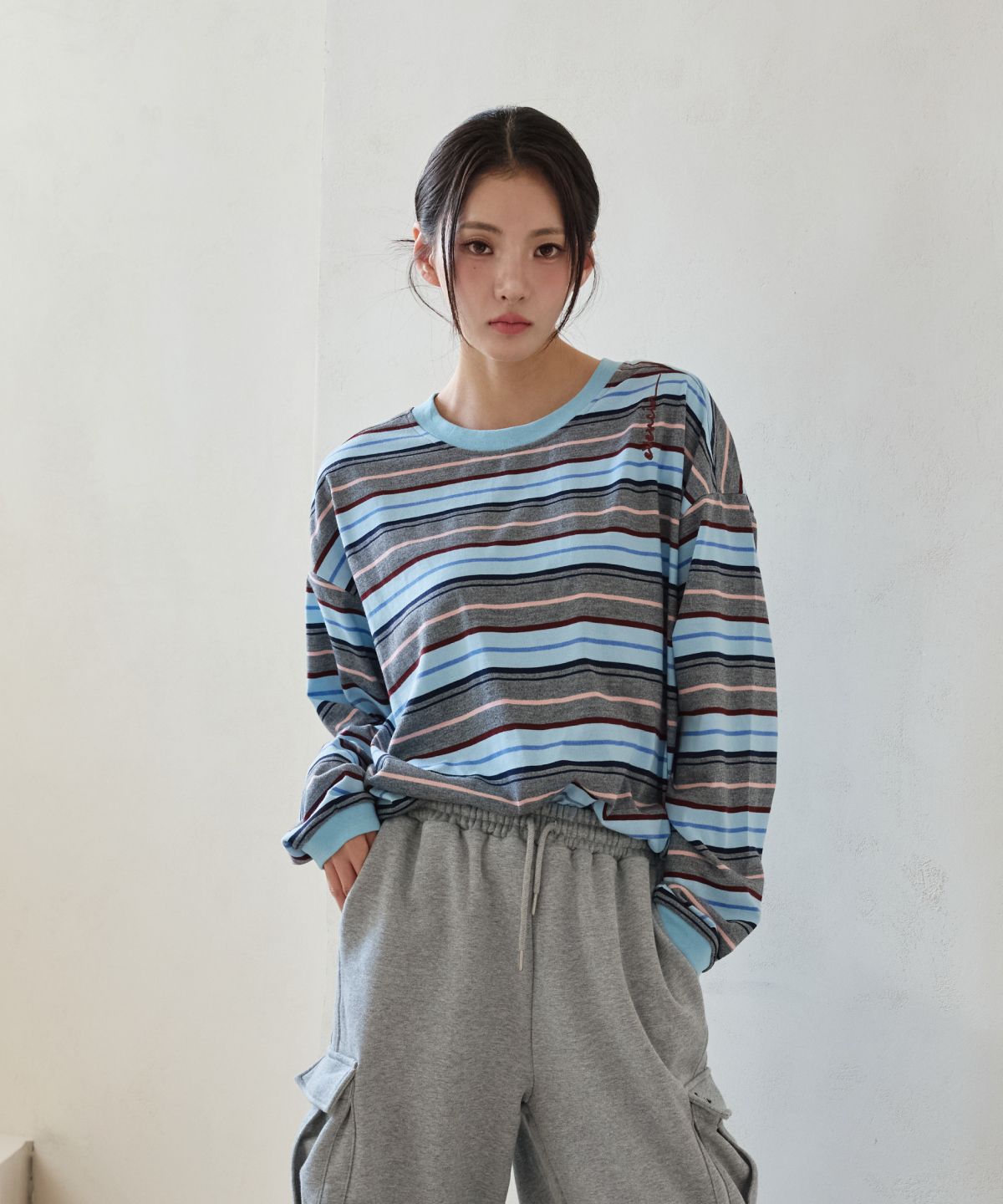 이븐시아(EVENCIA) 버티컬 로고 스트라이프 티셔츠 브라운 틸블루