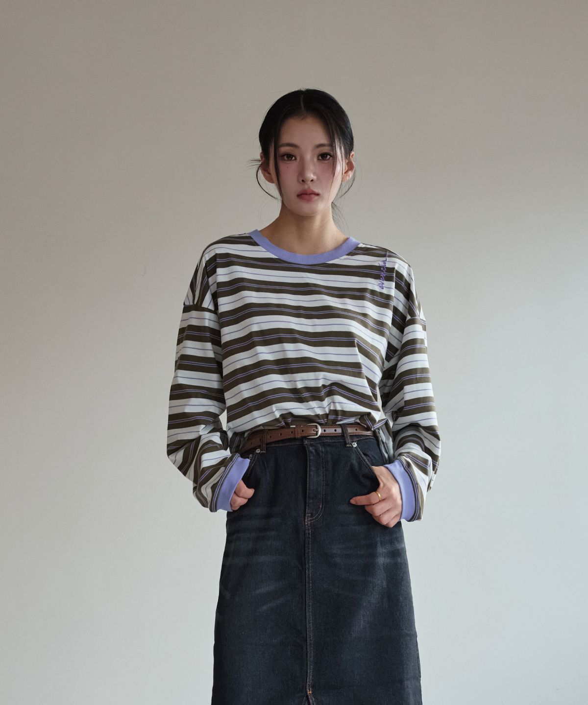 이븐시아(EVENCIA) 버티컬 로고 스트라이프 티셔츠 퍼플카키