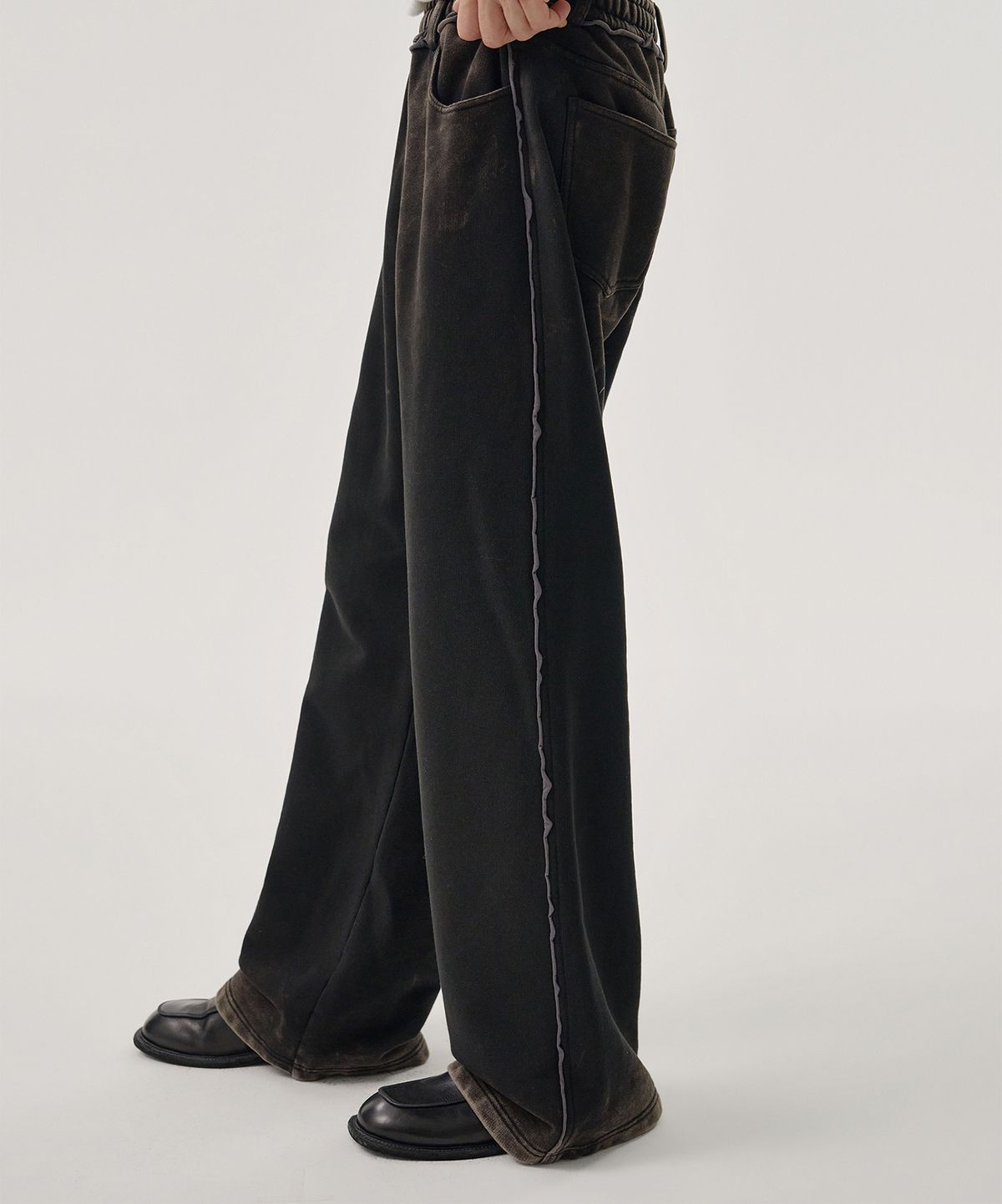 엠엠아이씨(MMIC) SHADE LAYER SWEATPANTS (BLACK)