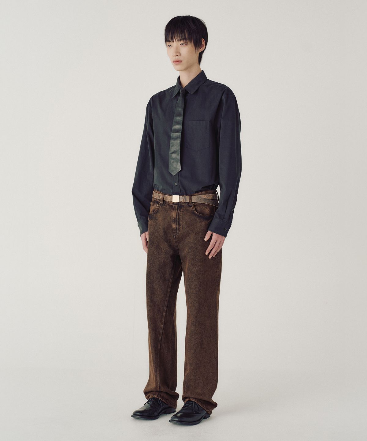 엠엠아이씨(MMIC) BIAS SHIFT JEANS (BROWN)