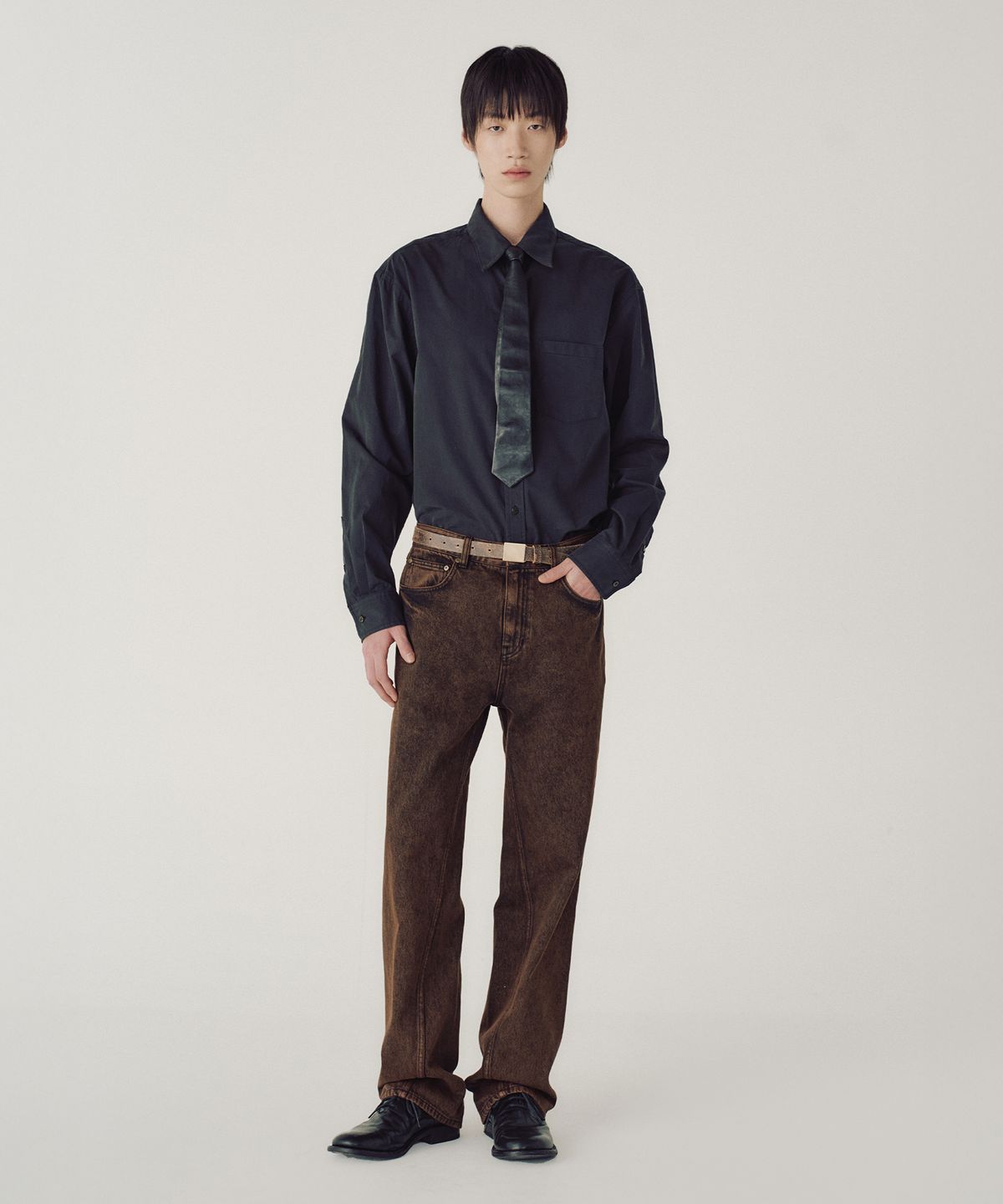 엠엠아이씨(MMIC) BIAS SHIFT JEANS (BROWN)