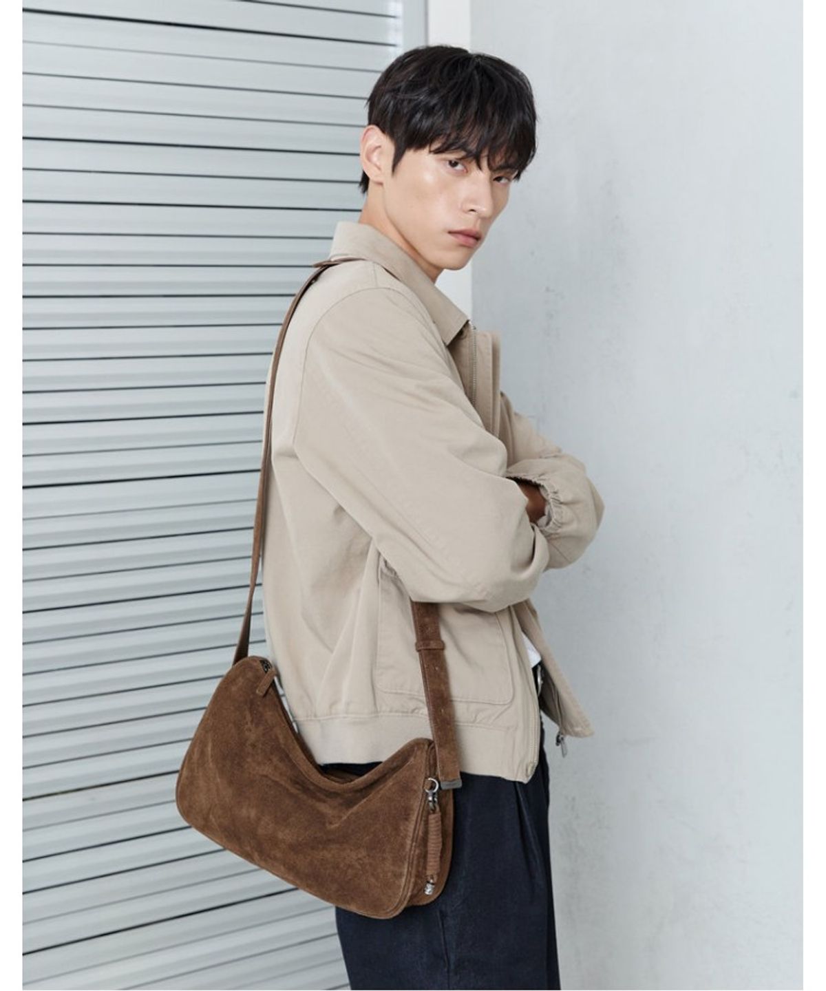 질스튜어트 맨 액세서리(JILLSTUART MEN ACC) [삭형X질스튜어트남성ACC] 브라운 스웨이드 미니멀 크로스백