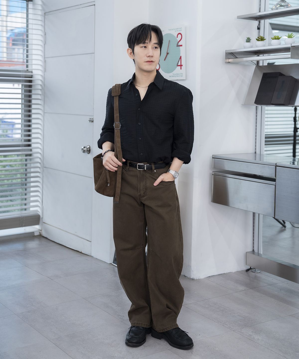 질스튜어트 맨 액세서리(JILLSTUART MEN ACC) [삭형X질스튜어트남성ACC] 브라운 스웨이드 미니멀 크로스백